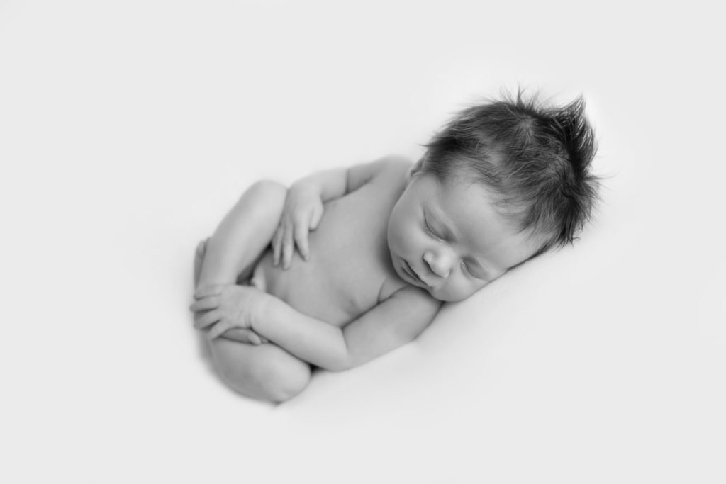 Dallas newborn photographer Laura Levitan of Mod L Photography presents simple and classic black and white newborn portraits