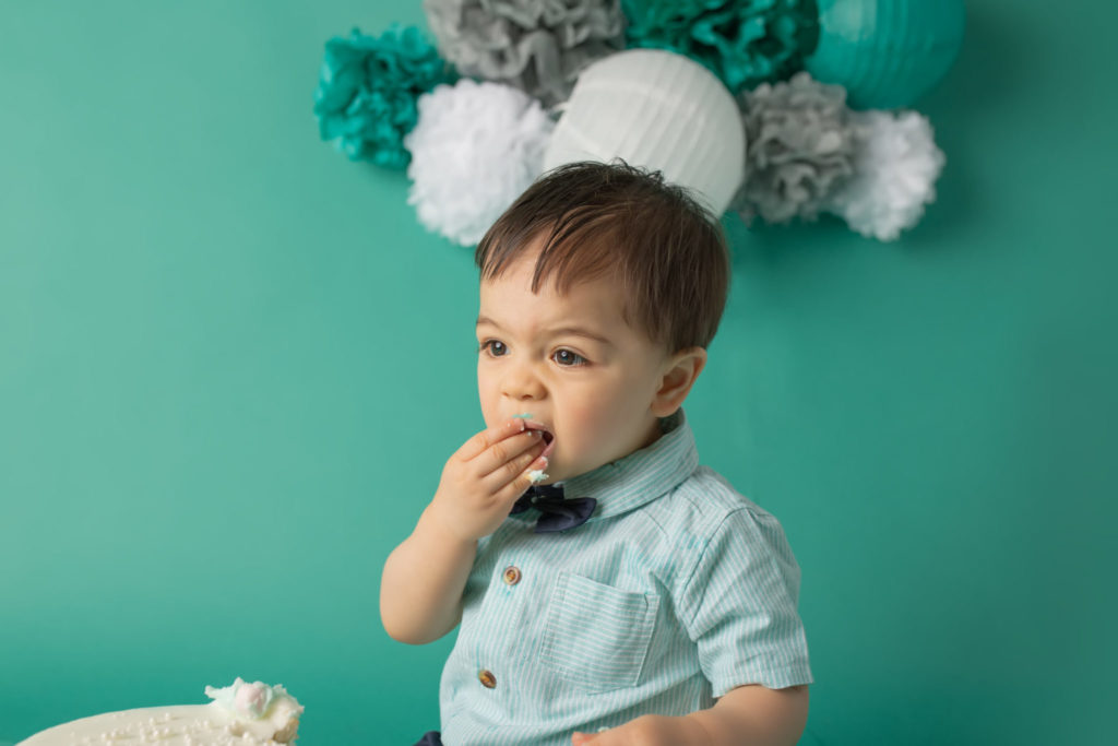 dallas baby eats cake for first birthday cake smash session - Mod L Photography