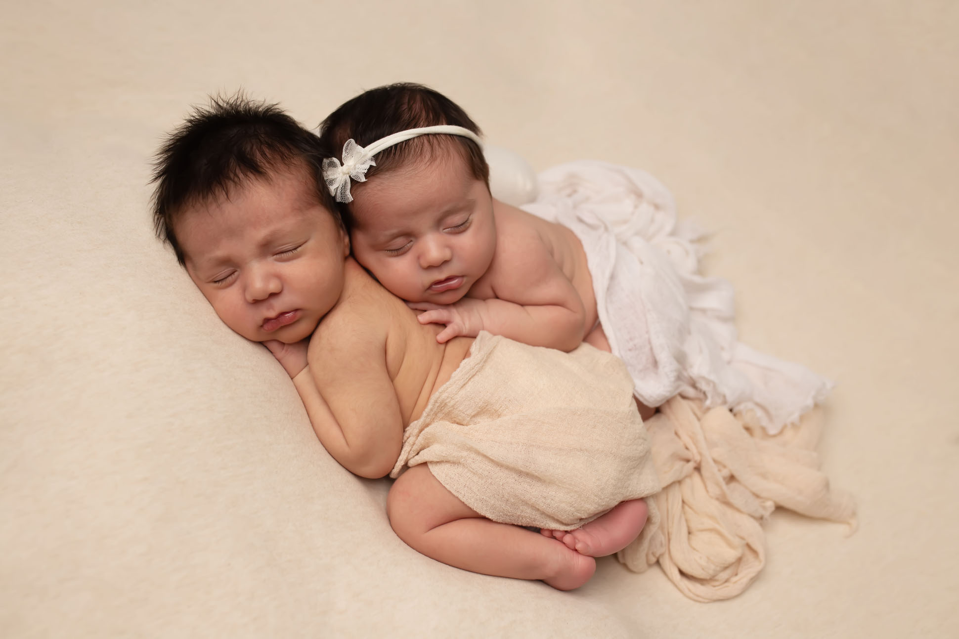 Identical twins have babies two days apart one boy and one girl pictured laying together photographed by Dallas Photographer Mod L Photography Laura Levitan